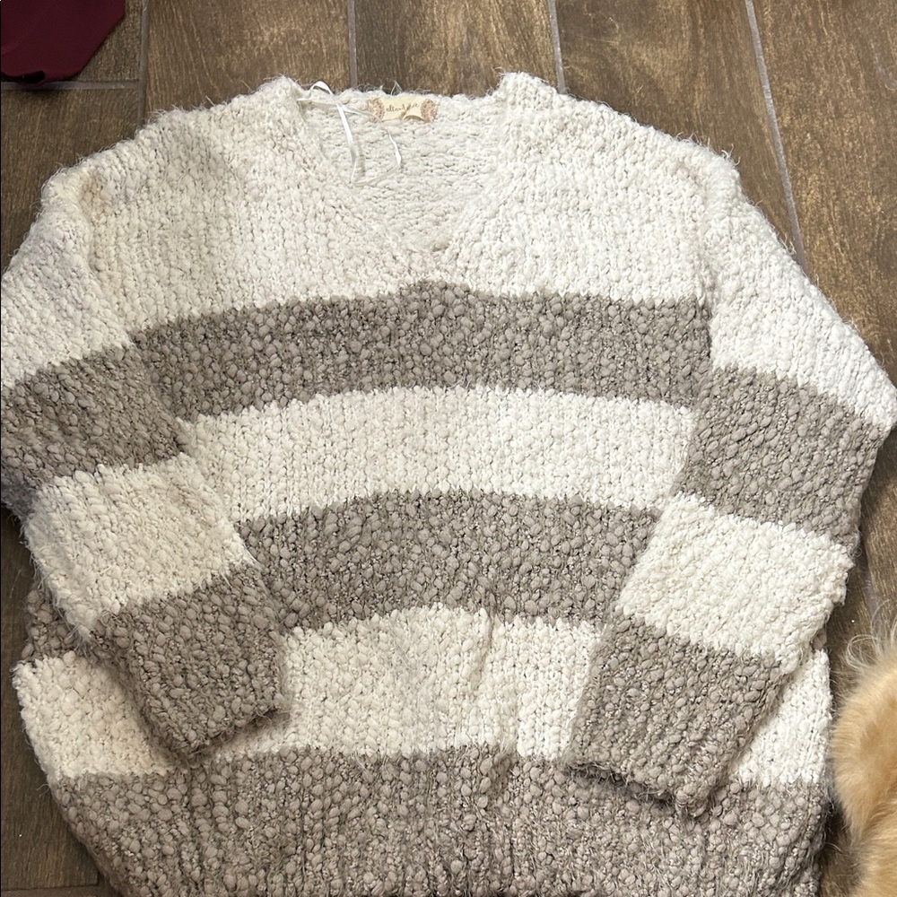Altar'd State V-Neck Sweater - Cream and Gray